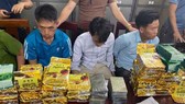 3 đối tượng cùng tang vật vụ án. Ảnh: Q.Tr