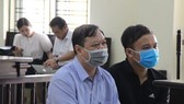 Bị cáo Nguyễn Chí Phương (ảnh trái) tại tòa. Ảnh: X.Nh.