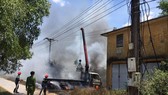 Cần cẩu đụng đường dây điện, tài xế bị điện giật tử vong