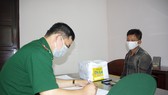 Cán bộ BĐBP Nghệ An đang lấy lời khai Nguyễn Văn Thảo
