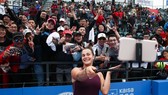 Aryna Sabalenka chia sẽ niềm vui vô địch với các khán giả