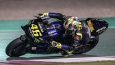 Valentino Rossi đang vào cua cùng với chiếc YZR-M1 trên đường đua tại Qatar