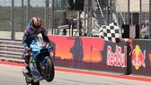 Alex Rins bốc đầu ăn mừng chiến thắng