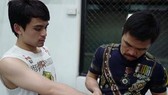 Pacquiao đang đeo găng cho con trai