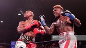 Charlo tung quyền trúng mặt Adams
