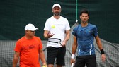 Djokovic bên cạnh 2 vị sư phụ của mình