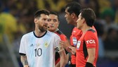 Messi rất không hài lòng với cách điều hành trận đấu của tổ trọng tài
