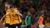 Pogba tự giúp MU kiếm phạt đền, và cũng tự sút bay cơ hội đó