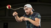 Lomachenko điêu luyện luyện quyền với bóng quần