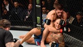 Khabib ra tuyệt chiêu siết cở Poirier