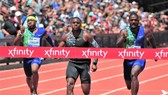 Coleman (giữa) đánh bại Gatlin ở Stanford Diamond League