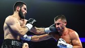 Beterbiev đấm méo mặt đối thủ