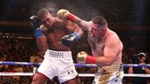 Andy Ruiz (phải) từng gây bất ngờ khi đấm gục AJ