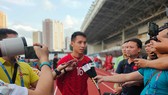 Đỗ Hùng Dũng tự tin trả lời phỏng vấn trước các phóng viên Việt Nam