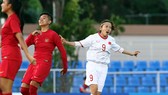 Huỳnh Như ăn mừng trong chiến thắng bằng "set tennis" trước Indonesia (Ảnh Dũng Phương)