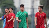 Bùi Tiến Dũng tươi cười cùng các đồng đội