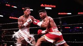 Gervonta Davis (trái) thắng KO Yuriorkis Gamboa