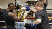 Thầy trò Wilder - Deas đang luyện quyền, nhưng Wilder vẫn bị Bob Arum chê bai