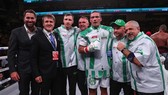 Oleksandr Usyk và đội hỗ trợ của anh này (ông bầu Eddie Hearn đứng ngoài cùng bên trái)