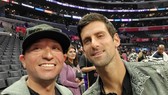 Djokovic giao lưu với khán giả khi dự khán một trận NBA