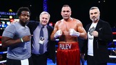 Ivaylo Gotvez (ngoài cùng bên phải) và Kubrat Pulev (thứ 2 từ phải sang)
