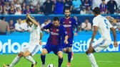 Lionel Messi (giữa, Barcelona) đi bóng qua Luka Modric (Real Madrid) ở sân Hard Rock (Miami) trong cúp ICC. Ảnh: Getty Images.