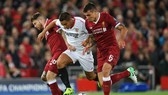 Hai hậu vệ Liverpool (Alberto Moreno và Dejan Lovren) cũng không cản được tiền đạo Wissam Ben Yedder (Sevilla). Ảnh Getty Images.