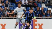 Papu Gomez (phải, Atalanta) đi bóng trước hậu vệ Mason Holgate (Everton). Ảnh: Getty Images.