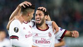 Andre Silva (trái) và Hakan Calhanoglu ăn mừng bàn thắng. Ảnh: Getty Images.