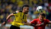 Aubameyang (trái) trong trận thắng Cplogne. Ảnh: Getty Images