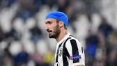 Chiellini băng kín đầu vẫn chơi đến hết trận. Ảnh: Getty Images.