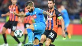 Lorenzo Insigne (trước, Napoli) tung cú sút trước hậu vệ Darijo Srna của Shakhtar Donetsk. Ảnh: Getty Images.