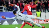 Luiz Adriano (phải, Spartak) ghi bàn trước thủ thành Sergio Rico Gonzalez (Sevilla). Ảnh: Getty Images.