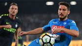 Deries Mertens (Napoli) tung cú vô lê chớp nhoáng. Ảnh: Getty Images.