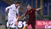 Tiền vệ Radja Nianggolan (phải, Roma) đi bóng qua tiền đạo Fiorentina. Ảnh: Getty Images.