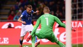 Ciro Immobile (trái, Italia) sút bónfg trước thủ thành Robin Olsen (Thụy Điển). Ảnh: Getty Images.