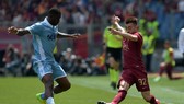 Tiền đạo Stephan El Shaarawy (phải, Roma) rê bóng trước Bastos Jacint (Lazio). Ảnh: Getty Images.