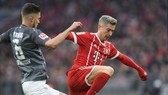 Robert Lewandowski đã ghi 2 bàn giúp Bayern Munich đè bẹp Augsburg 3-0. Ảnh: Getty Images.
