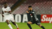 Tiền đạo Lorenzo Insigne (phải, Napoli) đi bóng trước Franck Kessie (AC Milan). Ảnh: Getty Images.