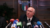 Carlo Tavecchio trả lời báo chí trước khi quyết định từ chức. Ảnh: Getty Images.