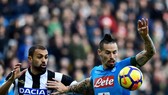 Tiền vệ Marek Hamsik (phải, Napoli) đi bóng qua Danilo Larangeira (Udinese). Ảnh: Getty Images.