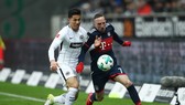 Franck Ribery (phải, Bayern) vượt qua hậu vệ Frankfurt. Ảnh Getty Images.