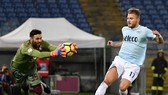 Thủ thành Salvatore Sirigu (trái, Torino) bắt bóng trước Ciro Immobile (Lazio). Ảnh: Getty Images.