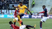 Hậu vệ Alex Sandro (Juventus) tránh cú tắc bóng gai góc của các hậu vệ Bologna. Ảnh: Getty Images.