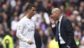 HLV Zinedine Zidane dặn dò Cristiano Ronaldo trong trận đấu ở Liga. Ảnh Getty Images.