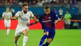 Dani Carvajal (trái, Real Madrid) thường phải phạm lỗi để ngăn cản Neymar. Ảnh: Getty Images.