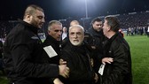 Ông bầu PAOK Salonika, Ivan Savvides cùng các nhân viên cận vệ