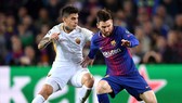 Lionel Messi (phải, Barcelona) đi bóng trước Diego Perotti (AS Roma)