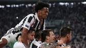 Juventus ăn mừng chiến thắng Bologna