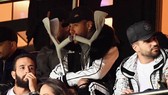 Neymar mang nạng ngồi dự khán trận đấu